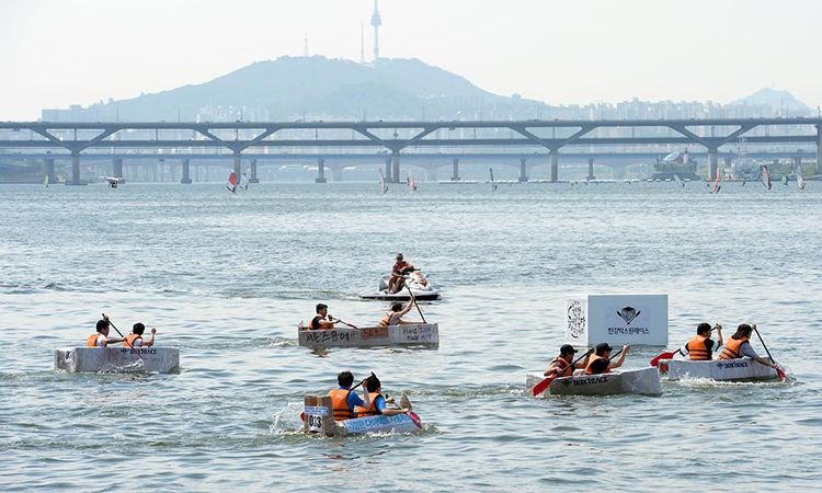 "พายเรือกล่องกระดาษ" กลางแม่น้ำฮัน กิจกรรมคลายร้อน ช่วงซัมเมอร์ ที่เกาหลี