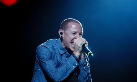 ชมคลิป Linkin Park เจอคนดูเอาเหยือกปาระหว่างเล่นเพลง Heavy