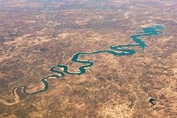 ชาวเน็ตจีนฮือฮา แม่น้ำในโปรตุเกสคล้ายมังกรฟ้า เชื่อแชร์ต่อแล้วโชคดี