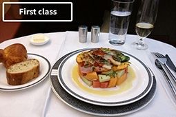 ความแตกต่างของเมนูอาหารบนเครื่องบิน ระหว่างชั้น Economy และ First Class