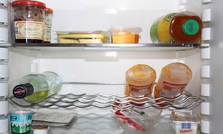 10 วิธีกำจัดกลิ่นเหม็นอับในตู้เย็น หมดกังวลเรื่องกลิ่นไปอีกนาน