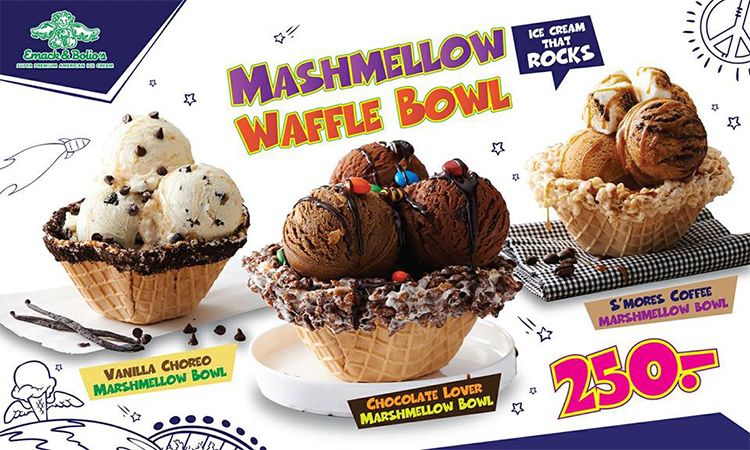 Marshmellow Waffle Bowl พร้อมไอศกรีมรสชาติเข้มข้น 3 ลูกซ้อน ที่ Emack and Bolio's