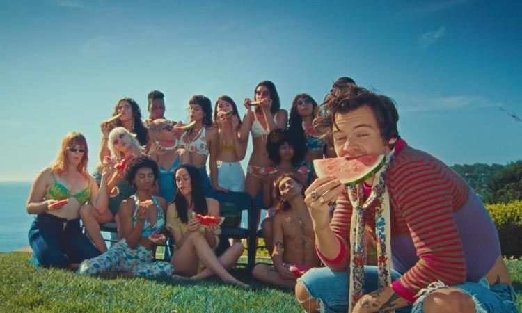 ชม Harry Styles ปาร์ตี้แตงโมริมหาดกับสาวบิกินี่ในเอ็มวี Watermelon Sugar