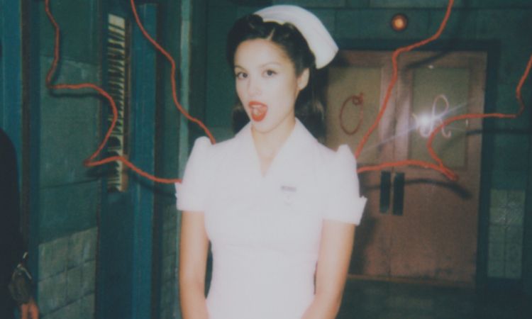 Olivia Rodrigo ส่งเอ็มวีเพลงใหม่ “the cure” สวมบทพยาบาลสาวที่ต้องเยียวยาหัวใจตัวเอง
