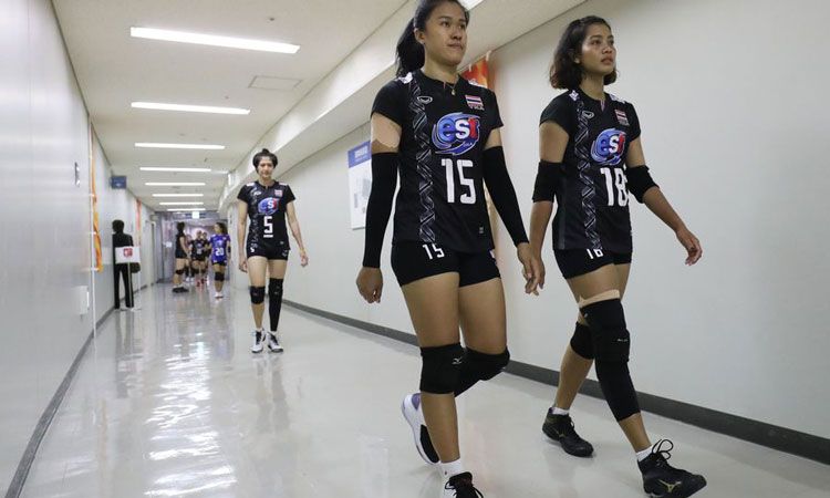 ทีมนักตบลูกยางสาวไทย สวมเสื้อสีดำดวล เกาหลี สนามเทอร์มินอล 21