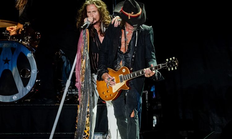 ชม Aerosmith กลับมาขึ้นคอนเสิร์ตเป็นครั้งแรกในรอบเกือบสองปีครึ่ง