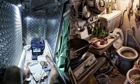 10 ภาพอพาร์ทเม้นท์ในฮ่องกง แคบและอึดอัดจนน่าหดหู่ จนถูกเรียกว่า บ้านโลงศพ