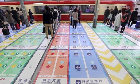 ต่อแถวตามสี เดินทางสะดวก ที่ Shinagawa Station กรุงโตเกียว ประเทศญี่ปุ่น