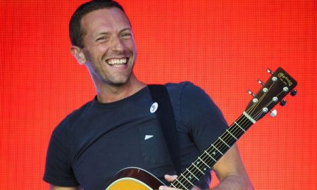 ชม Chris Martin แห่งวง Coldplay เล่นคอนเสิร์ตแบบไลฟ์สดผ่านอินสตราแกรม
