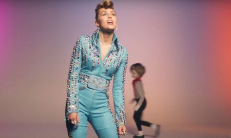 ชม Miley Cyrus แต่งตัวสไตล์ Elvis Presley ในเอ็มวีเพลง Younger Now