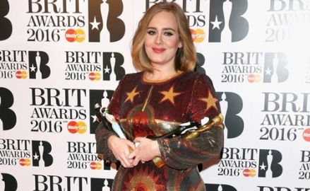 อะเดล ประกาศศักดากวาด 4 รางวัลใหญ่ Brit Awards