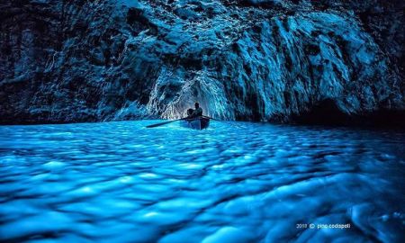 Blue Grotto ถ้ำสุดอัศจรรย์แห่งเกาะคาปรี ประเทศอิตาลี