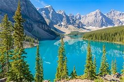 ทะเลสาบเลค หลุยส์ แคนาดา สะกดใจไว้ด้วยผืนน้ำสีฟ้าเทอควอยซ์