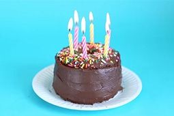 วันนี้วันเกิดเพื่อนเหรอ!? ไม่เป็นไร ทำ เค้ก สวยๆ เพียงแค่ใช้โดนัท!!
