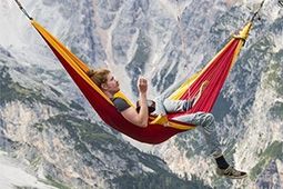 เสียวได้อีก นักท่องเที่ยวผู้กล้า ขึงเปลนอนบนเทือกเข้าแอลป์ ในอิตาลี