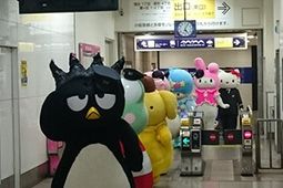 บรรยากาศการไปทำงานของเหล่า มาสคอต Sanrio ในสถานีรถไฟญี่ปุ่น น่ารักไม่ไหวแล้ววววว