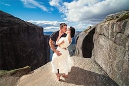 นี่อาจเป็น การถ่ายรูปแต่งงาน ที่แสนโรแมนติกสุดในโลกที่ หิน Kjerag ประเทศนอร์เวย์