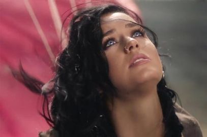 มาลุ้นให้ Katy Perry กับร่มชูชีพสีชมพู รอดชีวิตในเอ็มวี Rise