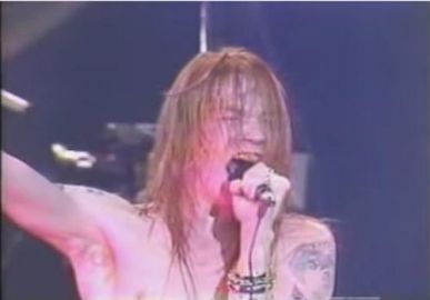 ชมคลิป เอ็กเซล โรส นักร้องนำ Guns N' Roses เกือบไม่รอด โดนคนดูหน้าเวทีรุมทึ้ง!
