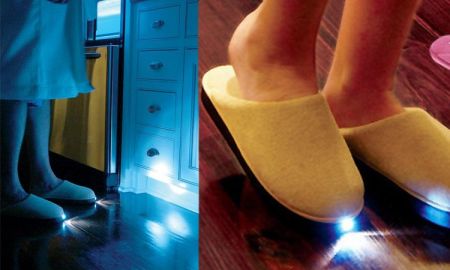 Bright Feet Lighted Slippers ที่สุดของรองเท้าในบ้าน ให้ความสว่างขณะเดินในที่มืด