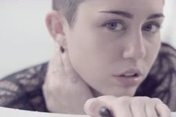 Miley Cyrus ปล่อย MV ใหม่ Adore You