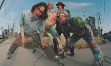 Red Hot Chili Peppers กลายเป็นวงร็อควงแรกในรอบ 17 ปี ที่มีอัลบั้มขายดีอันดับหนึ่งในอเมริกาสองชุดในปีเดียว